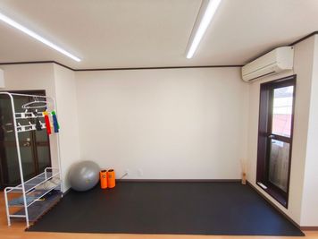 レンタルサロンSunny ​【三島広小路駅徒歩3分】広々とした完全個室の施術スペースの設備の写真