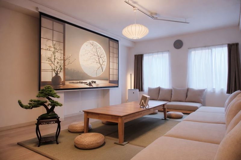 和モダンの落ち着いた空間。畳×L字ソファ×プロジェクター完備で、会議・女子会・撮影など多目的にご利用いただけます。 - とまり木 市ヶ谷の室内の写真