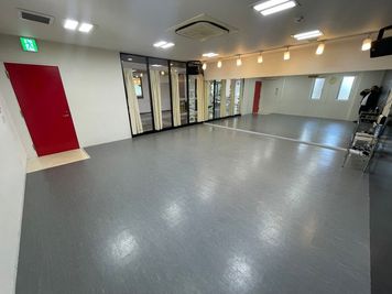 ダンススクールが運営する設備の整ったスタジオです!壁一面の大型鏡、スピーカーを完備。ダンスの練習、ヨガやピラティスにも最適です。 - DANCE&FITNESS STUDIO ZEN