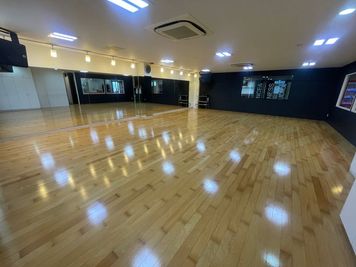 ダンススクールが運営する、清潔で設備の整った本格スタジオです!壁一面の大型鏡、ダンスの練習、ヨガやピラティスにも最適です。 - DANCE&FITNESS STUDIO ZEN