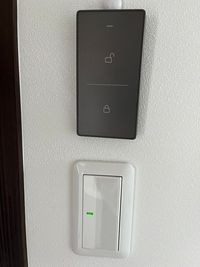 下は階段の電気です。
上は二階にいながら玄関の施錠できるリモコンです。3秒程のタイムラグあります。 - シュシュ 和室レンタルスペースの室内の写真