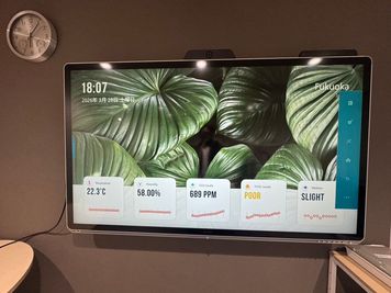 【NEW】2026年3月より大型モニターを導入。無線接続でスムーズにパソコンと連携し、快適にご利用いただけます。 - 博多駅JSビル貸会議室 博多駅JSビル　貸会議室の室内の写真