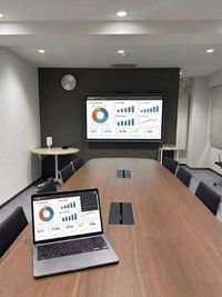 パソコンの画面は無線で投影することが可能です。
また、有線接続用のHDMIケーブルもご用意しております。 - 博多駅JSビル貸会議室 博多駅JSビル　貸会議室の室内の写真