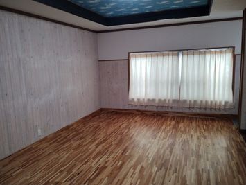 採光も入り、換気も可能です！ - ３つの茶色のシャッターがある一戸建て住宅 レンタルスペース・トランクルーム・大型クロゼット！　の室内の写真