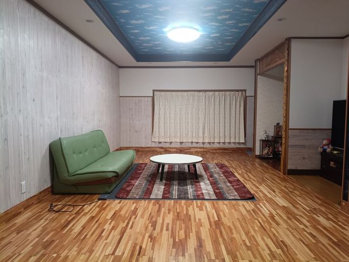 レンタルスペース !(^^)!　  - ３つの茶色のシャッターがある一戸建て住宅