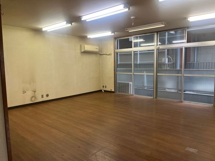 鈴康ビル 【江戸川橋5分】広々完全個室｜撮影・研修・ワークショップに最適の室内の写真