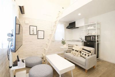 テーブル囲んでカードゲームなどや談話もしやすいです。 - セカンドXi川崎パーティスペース ロフト付きホワイトパーティスペース_Bの室内の写真