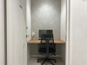 【京都河原町駅から徒歩１分】モニター・ウォーターサーバーあり！1名個室（ブース13）※予約時間前は入室不可 - いいオフィス京都四条通