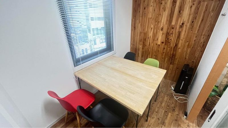 会議室小。電源/WiFiあり。オンラインミーティングもできます。 - コワーキングスペース ヨコハマホップ yokohamahop ヨコハマホップ RoomB（会員予約用）の室内の写真