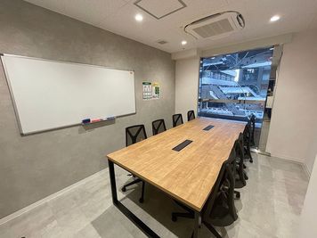 【京都河原町駅から徒歩１分】モニター・ウォーターサーバーあり！8名会議室（Room A）※予約時間前は入室不可 - いいオフィス京都四条通