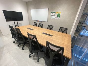 いいオフィス京都四条通 8名会議室（Room A）の室内の写真