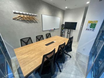 【京都河原町駅から徒歩１分】モニター・ウォーターサーバーあり！6名会議室（Room B）※予約時間前は入室不可 - いいオフィス京都四条通