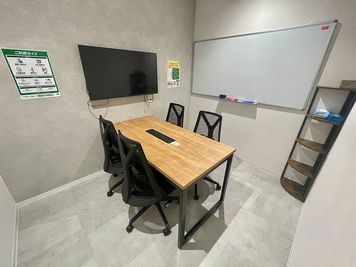 【京都河原町駅から徒歩１分】モニター・ウォーターサーバーあり！4名会議室（RoomC）※予約時間前は入室不可 - いいオフィス京都四条通