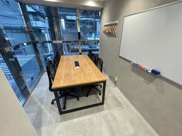 いいオフィス京都四条通 6名会議室（Room B）の室内の写真
