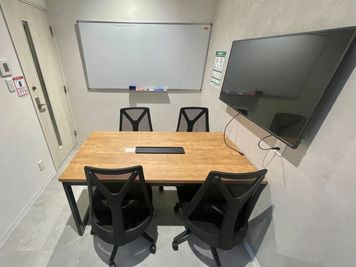 いいオフィス京都四条通 4名会議室（Room D）の室内の写真