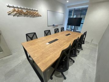 【京都河原町駅から徒歩１分】モニター・ウォーターサーバーあり！8名会議室（Room E）※予約時間前は入室不可 - いいオフィス京都四条通
