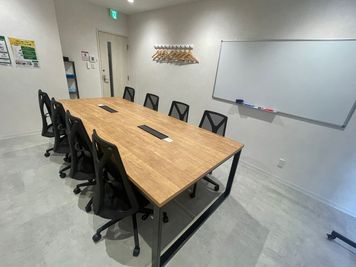 いいオフィス京都四条通 8名会議室（Room E）の室内の写真