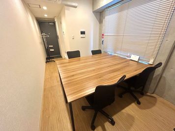 オフィスAMOREA 貸会議室503号室の室内の写真