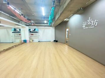 華楽坊芸術学校川崎校 ダンススタジオの室内の写真