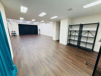持ってきた荷物を置けるスペースも完備！ - Bloomie Rental Studio BloomieRentalStudio 60㎡ダンススタジオの室内の写真