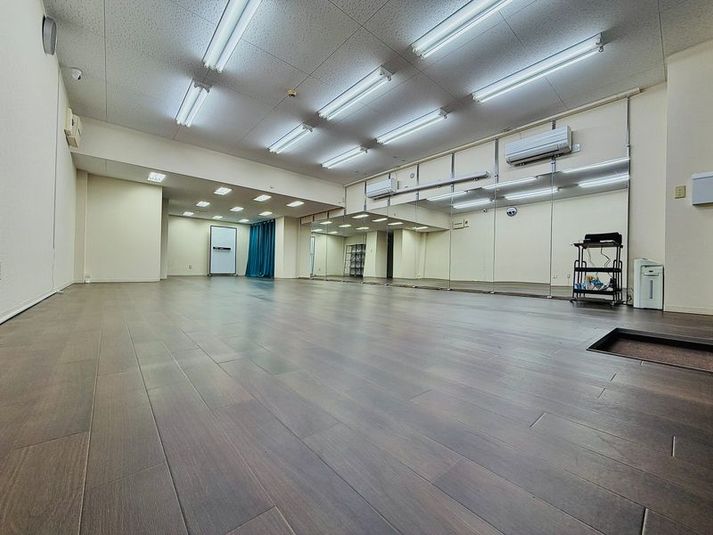 広々60㎡！
9.4m(8.5m)×5.8m空間で
最大15~18人まで利用可能！ - Bloomie Rental Studio BloomieRentalStudio 60㎡ダンススタジオの室内の写真