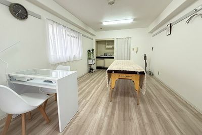 広さ27㎡
1対1の施術や接客に使いやすい空間 - レンタルサロンStar堺東店 施術ができるレンタルサロンの室内の写真