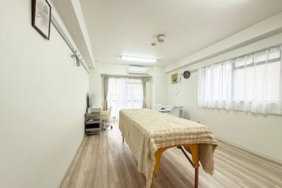 「まずは低コストで始めたい」
「堺東エリアで定期的に使える施術スペースを探している」という方におすすめ - レンタルサロンStar堺東店 施術ができるレンタルサロンの室内の写真