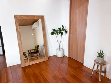 大型鏡 - UH STUDIO  駐車場無料の屋上バルコニーのあるハウススタジオの室内の写真