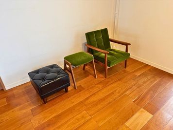 一人掛けソファ、オットマン - UH STUDIO  駐車場無料の屋上バルコニーのあるハウススタジオの設備の写真