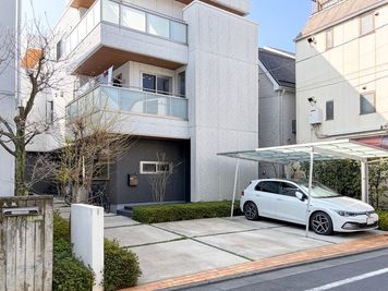 駐車場｜スタジオ敷地入口 - UH STUDIO  駐車場無料の屋上バルコニーのあるハウススタジオの外観の写真