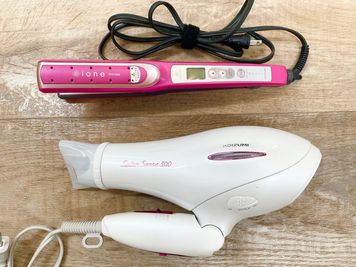 ストレート用ヘアアイロン
ドライヤーあります。
アイロンは熱を冷ましてからしまって下さい。 - STUDIO ROZE  (スタジオロゼ) 渋谷店 🌟渋谷 安い お洒落　駅チカ　タワレコすぐ　レンタルスタジオの室内の写真
