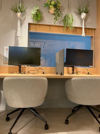 TONARI LOUNGE SHINYOKOHAMA 1人用席（通話・会話OK）の室内の写真