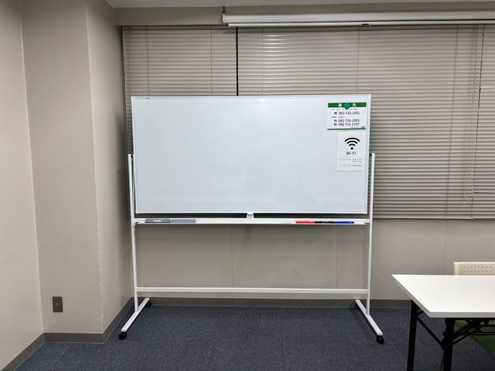 【天神駅4分】定員30名！52㎡の貸会議室（404号室） - ハミングバード貸会議室