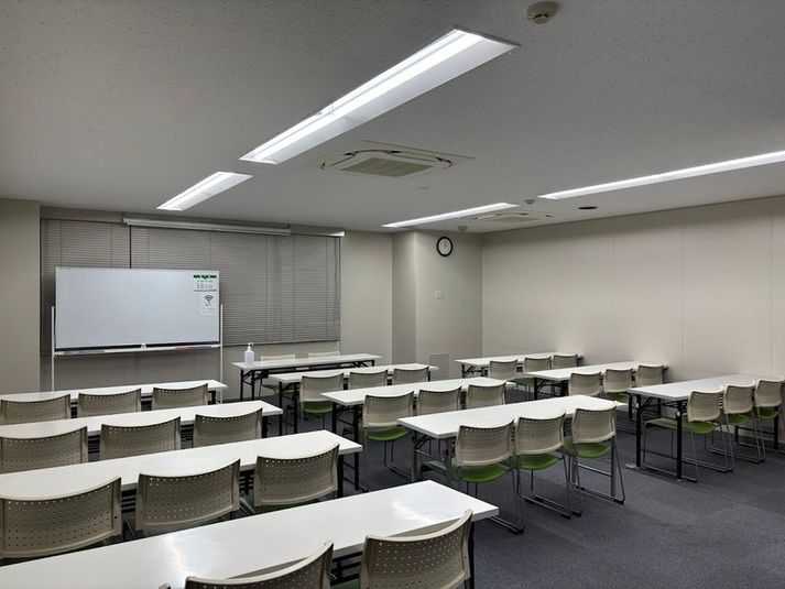 【天神駅4分】定員30名！52㎡の貸会議室（404号室） - ハミングバード貸会議室