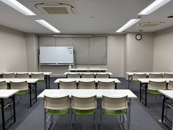 天神駅徒歩4分の好立地！最大30名収容。Wi-Fi＆ホワイトボード＆スクリーン完備。1階の焼肉きんぐが目印★(404号室) - ハミングバード貸会議室