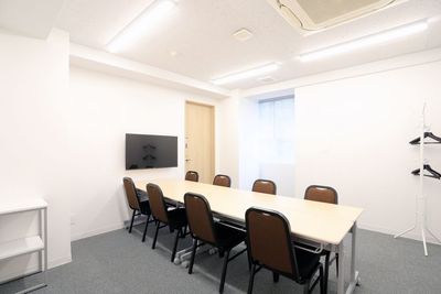 【302号室】2026/4/1OPEN✨セミナー・会議・イベント控室にも📚飲食持ち込み可能🍱モニター＆ホワイトボード付属！ - アットビジネスセンター青山一丁目（旧　シェア会議室青山）