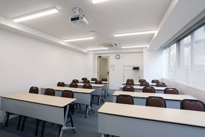 レイアウト例 - アットビジネスセンター青山一丁目（旧　シェア会議室青山） 303号室（初期配置：机やイスは隅に寄せてありますの室内の写真