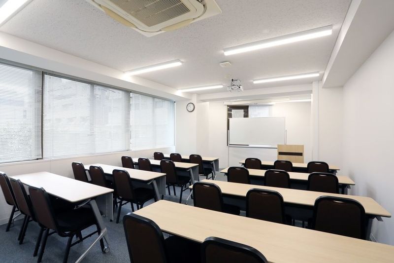 机やイスは隅に寄せて置いておりますので、自由にレイアウトしていただけます。 - アットビジネスセンター青山一丁目（旧　シェア会議室青山） 303号室（初期配置：机やイスは隅に寄せてありますの室内の写真