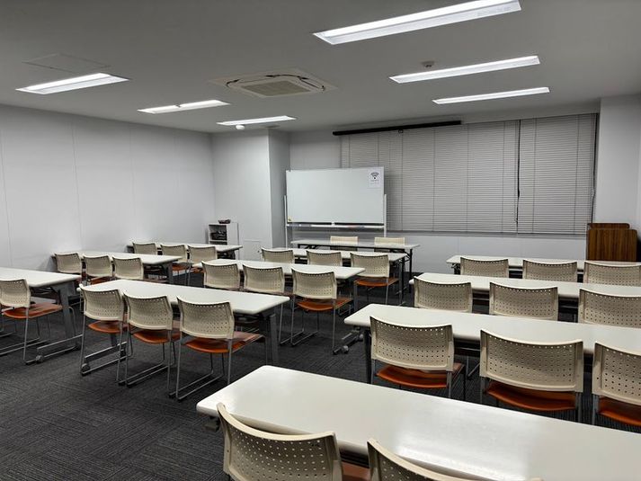 室内①
長机10台（3人掛け） - ハミングバード貸会議室 【天神駅4分】定員30名！50㎡の貸会議室（405号室）の室内の写真
