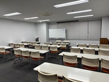 天神駅徒歩4分の好立地!最大30名収容。Wi-Fi&ホワイトボード&スクリーン完備。1階の焼肉きんぐが目印★(405号室) - ハミングバード貸会議室
