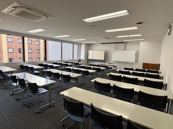 天神駅徒歩4分の好立地！最大45名収容。Wi-Fi＆ホワイトボード＆スクリーン完備。1階の焼肉きんぐが目印★(406号室) - ハミングバード貸会議室