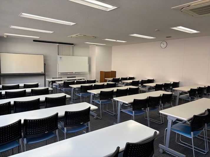 【天神駅4分】定員45名！54㎡の貸会議室（406号室） - ハミングバード貸会議室