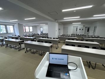 【司会台、モニターなど無料備品が充実】- TIME SHARING 池袋 吉大ビル 3F - TIME SHARING 池袋 吉大ビル 3Fの室内の写真