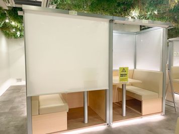 通路側にロールカーテンを設けておりますので、他のお客様の視線も気になりません。 - FEEEP 池袋東口店 FEEEP池袋東口店｜定員 1名半個室｜部屋番号17(S)の室内の写真