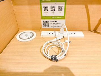 Lightning・type-C・MicroUSB付きの3-in-1ケーブルが1本。
コンセント差し込み口2つ、USB差し込み口1つ、無線充電器1つ。 - FEEEP 池袋東口店 FEEEP池袋東口店｜定員 1名半個室｜部屋番号17(S)の室内の写真