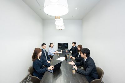 駅チカ！【会議室2】ホワイトボードやモニターを完備した会議室です。 - THE HUB 新宿ワシントン