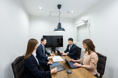 駅チカ！【会議室】モニターを完備した会議室です。 - THE HUB 新宿西口