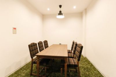 駅チカ！【会議室】ホワイトボードを完備した会議室です。 - THE HUB 池袋 SOUTH