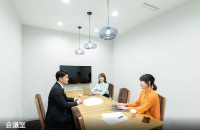駅チカ！【会議室1】ホワイトボードやモニターを完備した会議室です。 - THE HUB 心斎橋