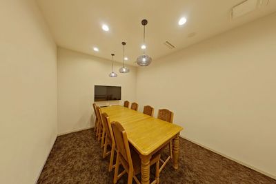 駅チカ！【会議室2】ホワイトボードやモニターを完備した会議室です。 - THE HUB 心斎橋